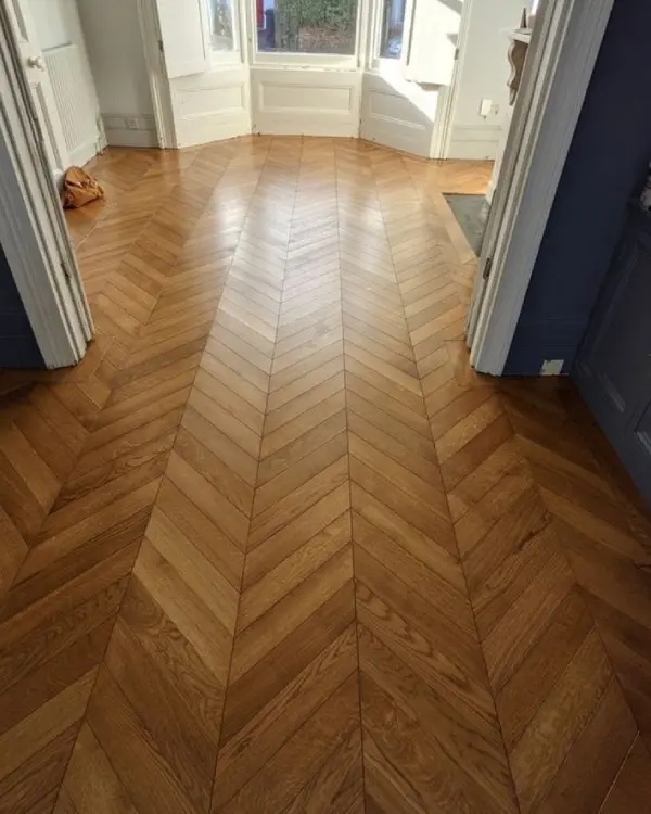 Eichenparkett im Fischgrät-Muster in einer Münchner Altbauwohnung